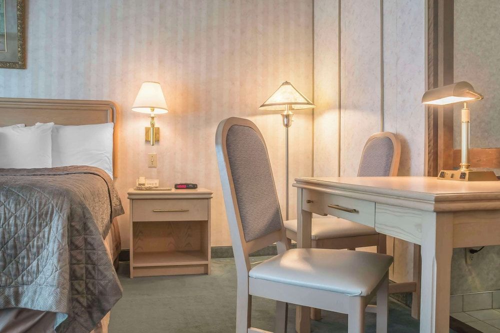 Rodeway Inn Fallsview Standard Room, 1 King Bed, Non Smoking 7