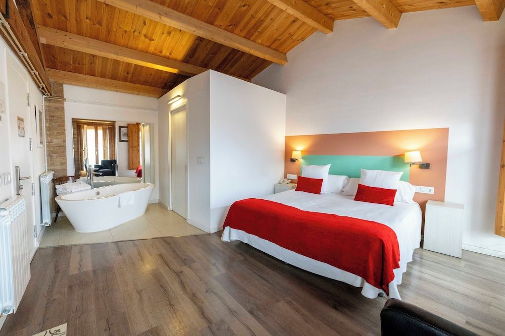 Deluxe, 1 Twin, Courtyard View, Bathtub