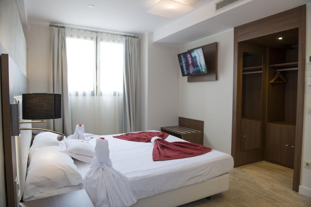 Hotel El Mudayyan Quadruple Room 9