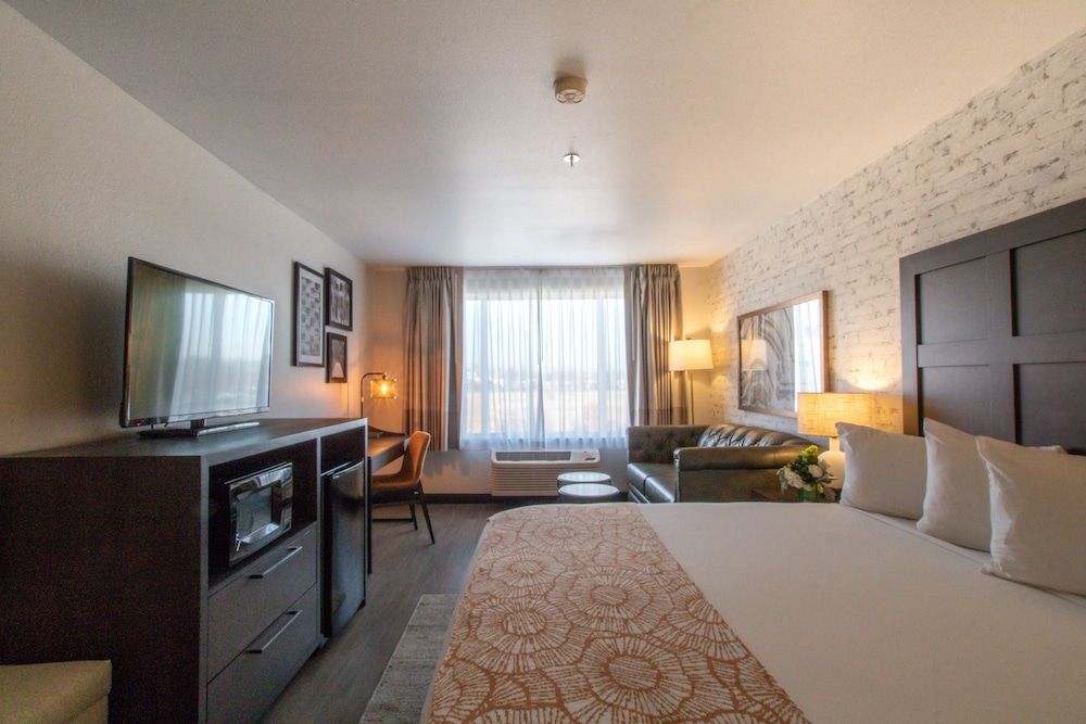 Oxford Suites Chico King Suite Sleeper Sofa 2