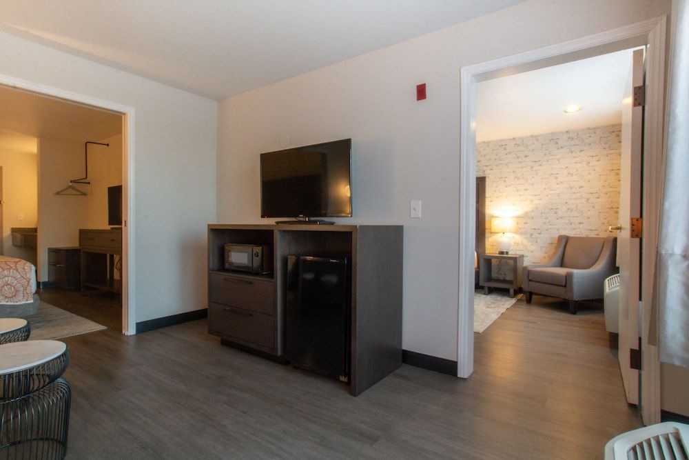 Oxford Suites Chico Two Room Family Suite 2 King 2 Bathroom Sleeper Sofa 4