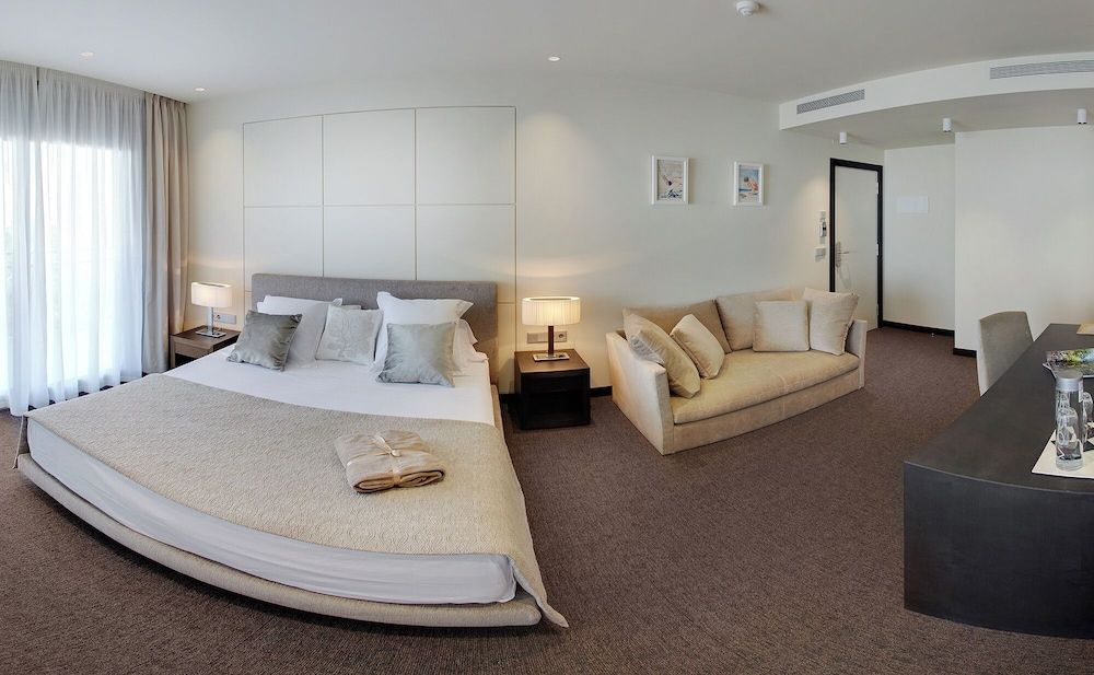 Family Room, Connecting Rooms (Terrace)