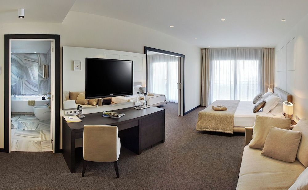 Family Room, Connecting Rooms (Terrace)
