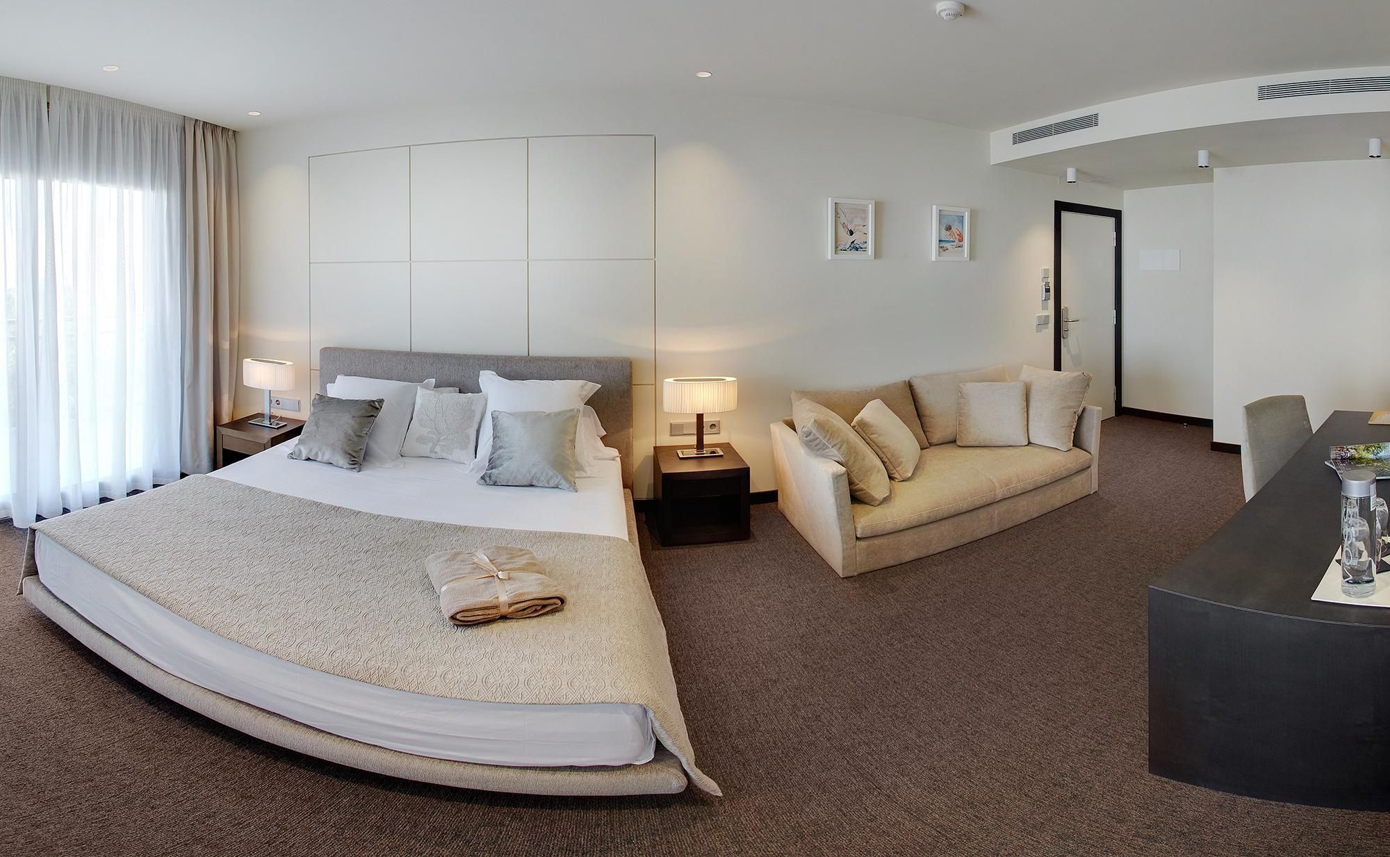 Family (1 double bed and 2 single beds)
