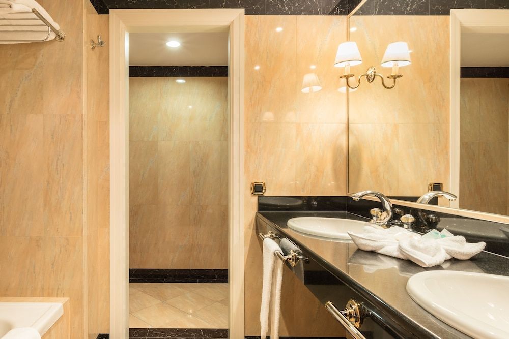 Eurostars Gran Hotel Lugo Twin Room (2 Adults + 1 Child) 8