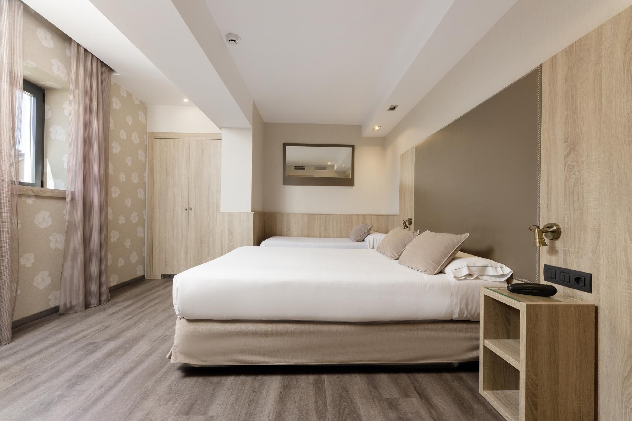 Civera Hotel Triple - 1 Queen 1 Single