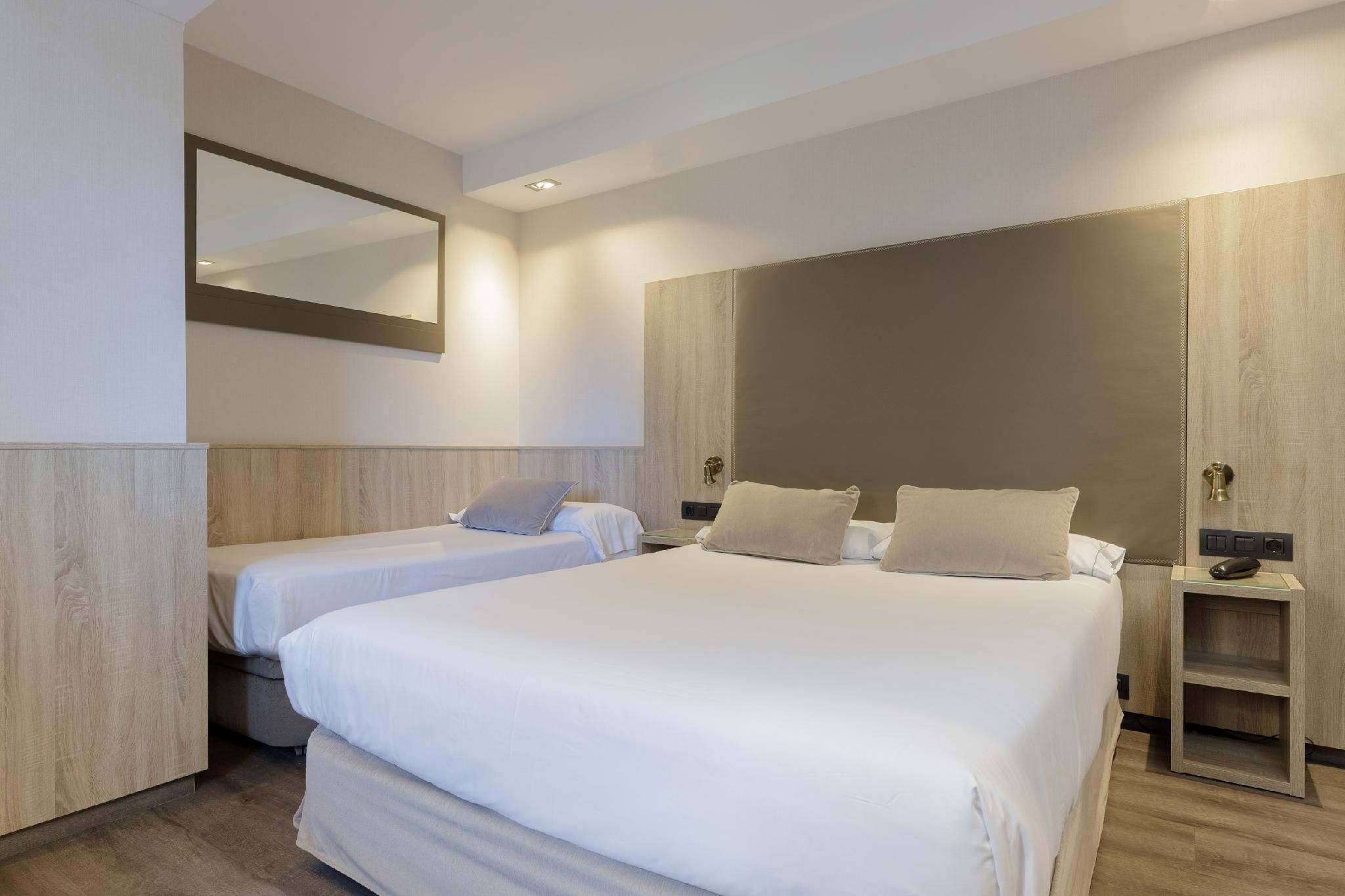 Civera Hotel Triple - 1 Queen 1 Single 2