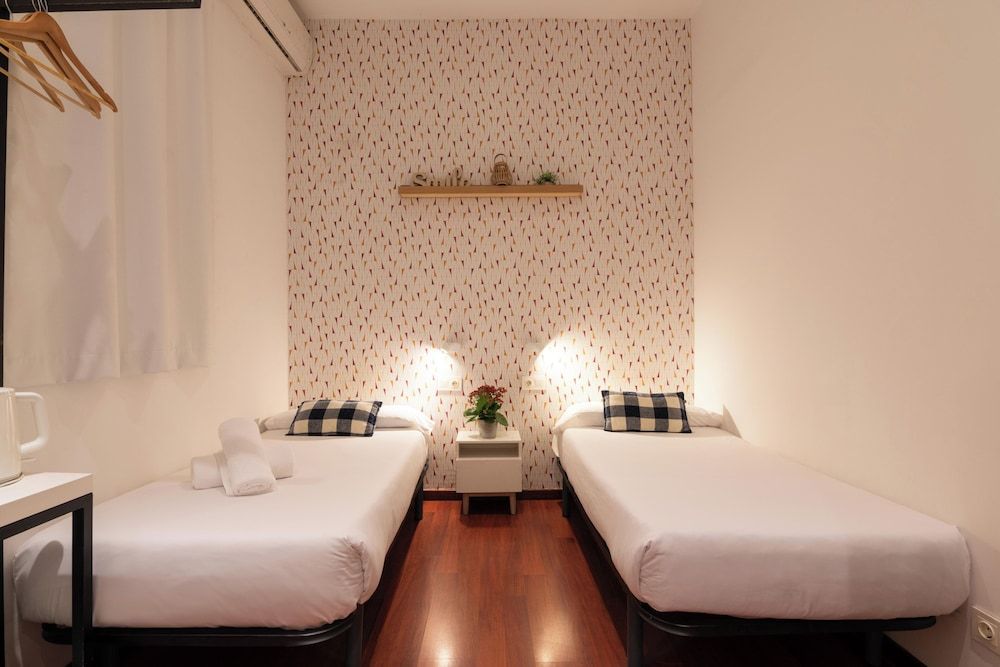 The Central House Barcelona Gracia - Hostel Twin Room, Ensuite 2