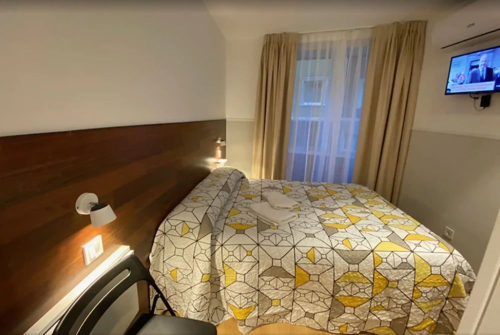 Far Home Gran Vía - Hostel Standard Double Room, Private Bathroom 4