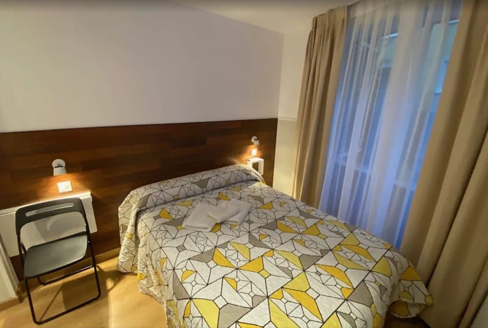 Far Home Gran Vía - Hostel Standard Double Room, Private Bathroom