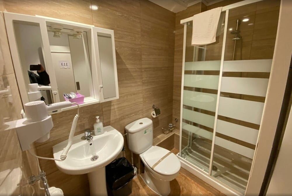 Far Home Gran Vía - Hostel Standard Double Room, Private Bathroom 5