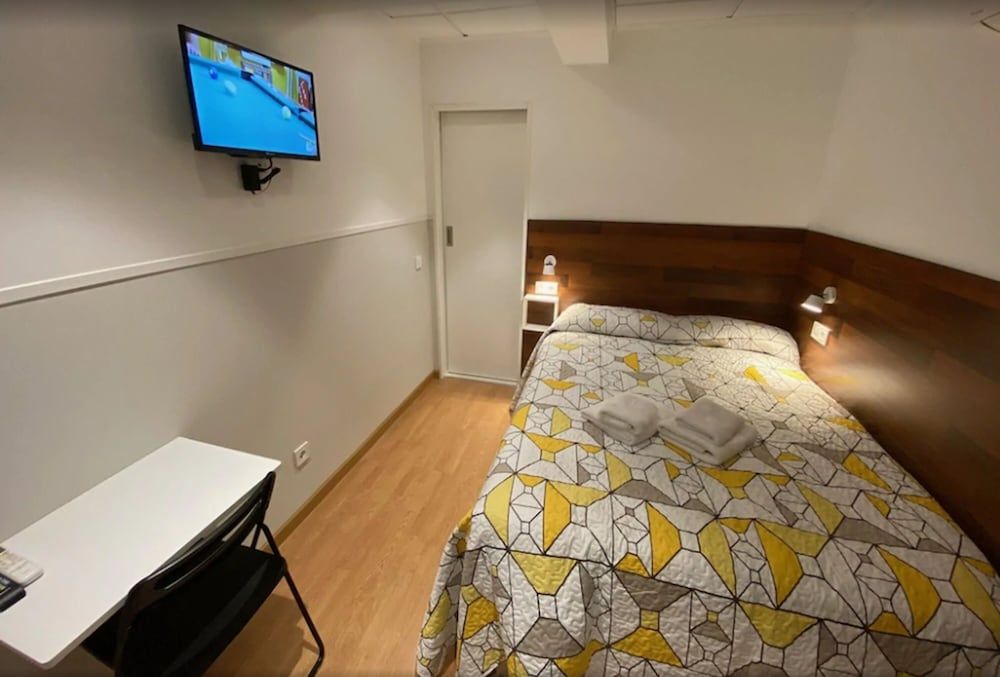 Far Home Gran Vía - Hostel Standard Double Room, Private Bathroom 3