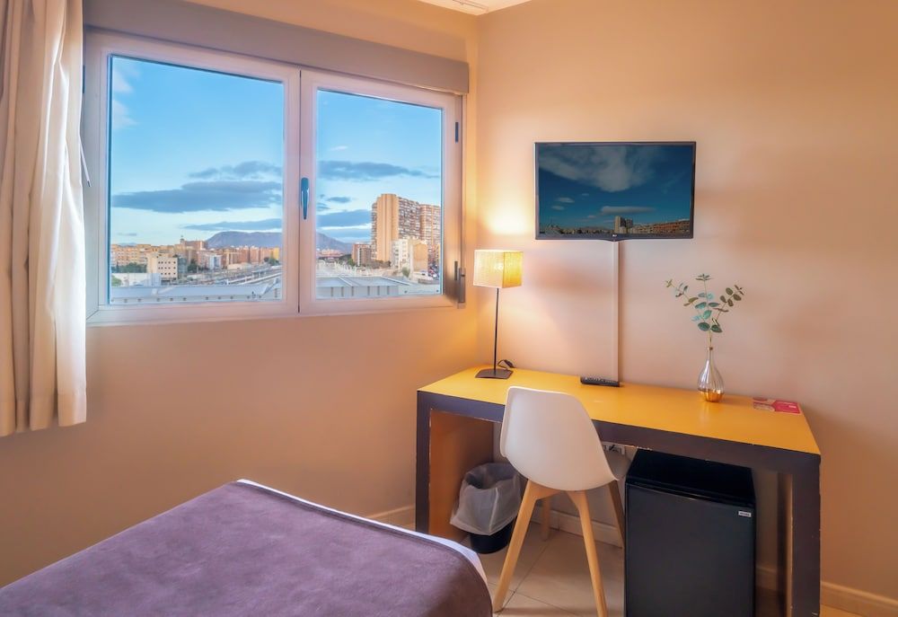 Hotel La City Estación Double Room, 3 Twin Beds 10