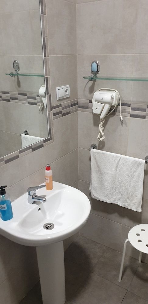 Pensión Catedral Twin Room, Shared Bathroom 10