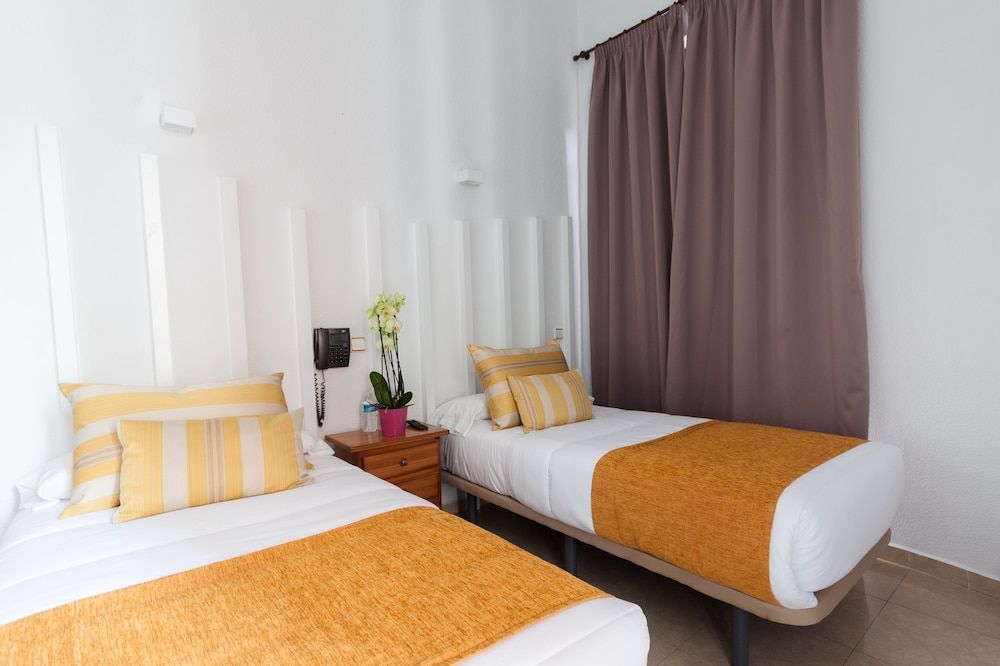 Hostal Josefina Twin Room, City View 4