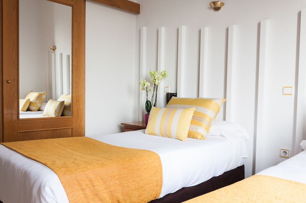 Hostal Josefina Twin Room, City View 5