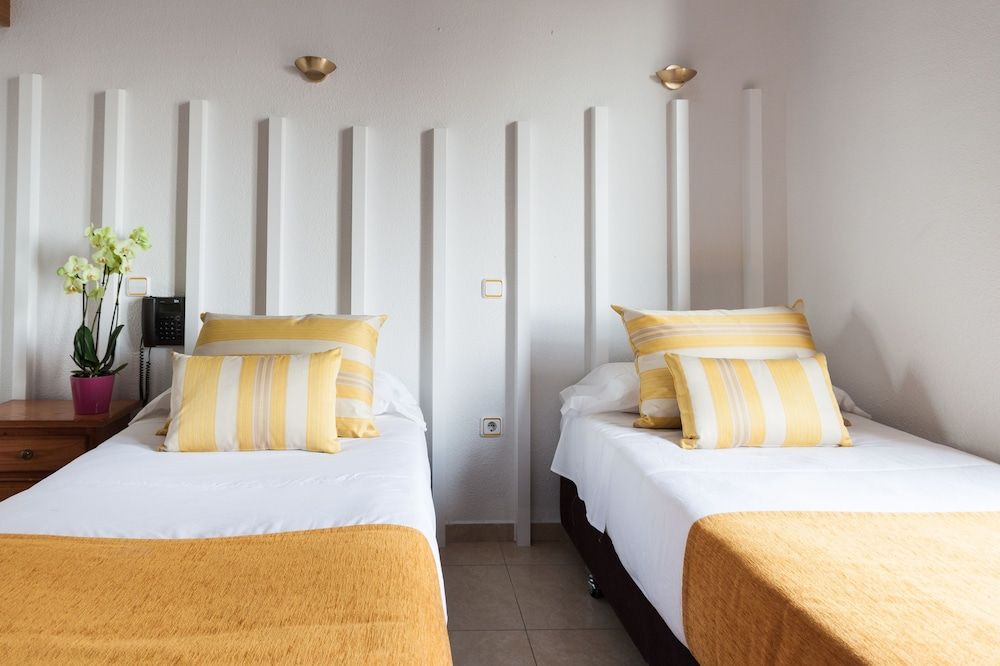 Hostal Josefina Twin Room, City View 3