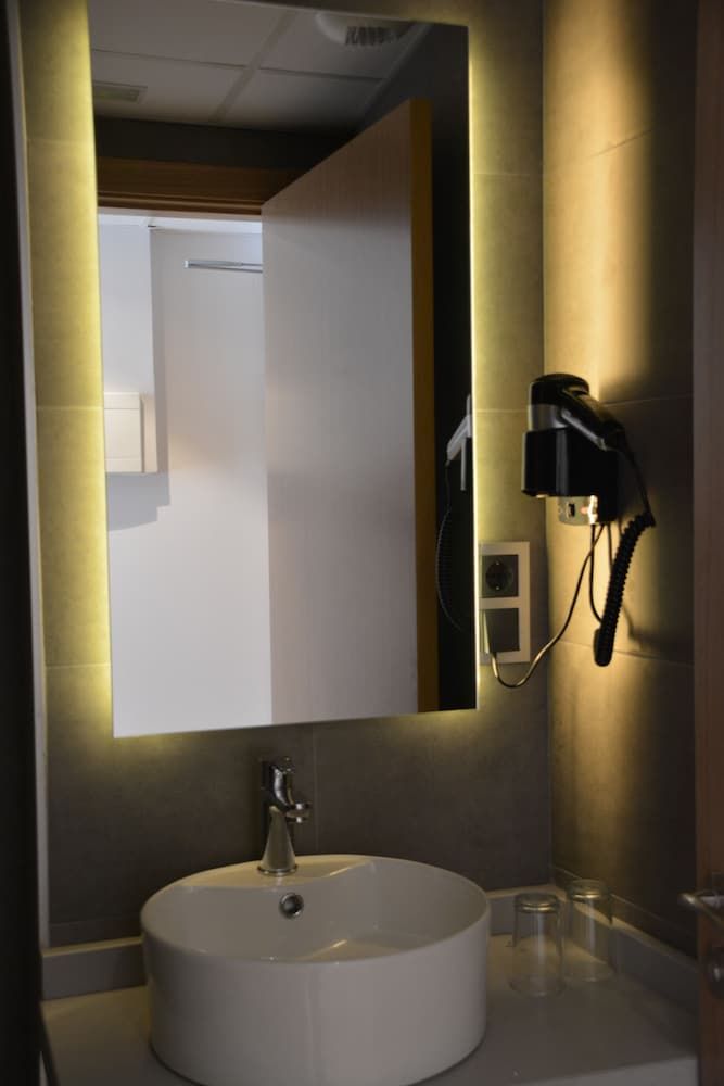 Hotel Bilbao Plaza Double or Twin Room 11