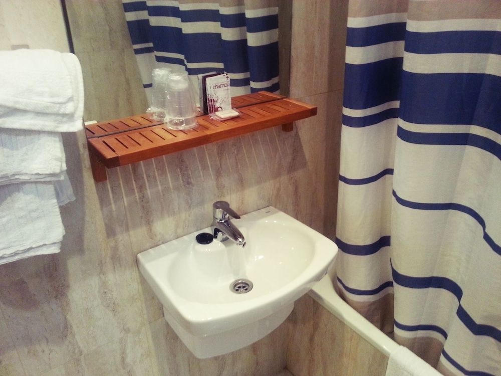 Hostal Avenida Single Room 12