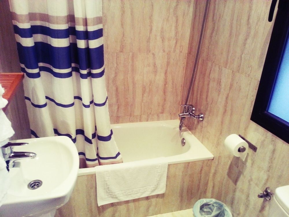 Hostal Avenida Single Room 11