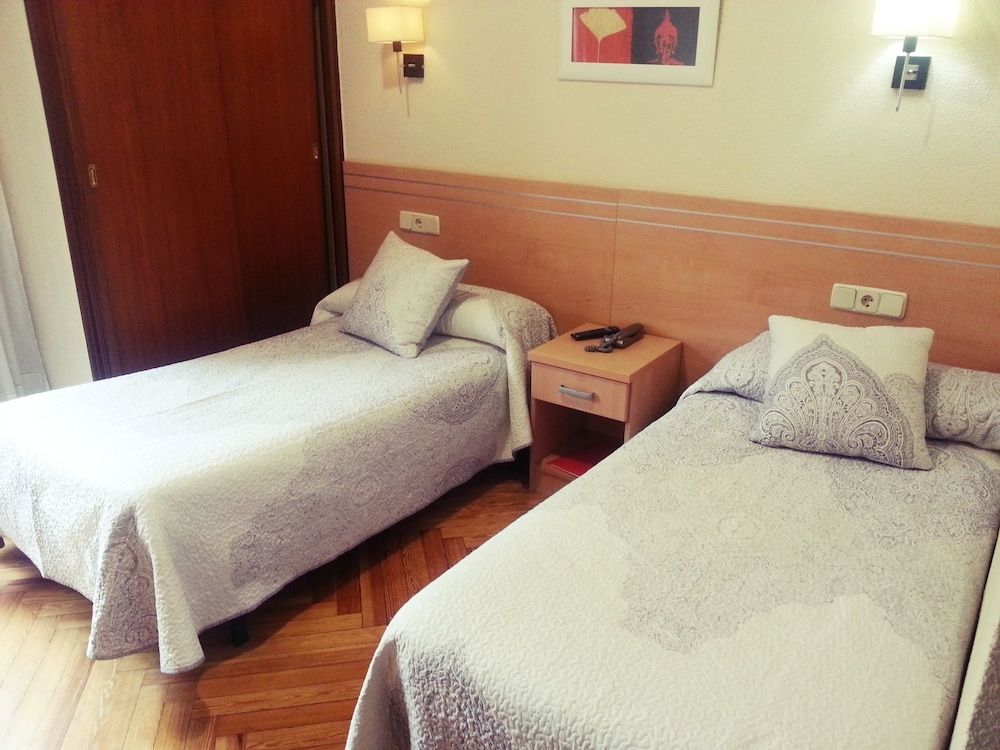 Hostal Avenida Standard Room, 2 Twin Beds 7