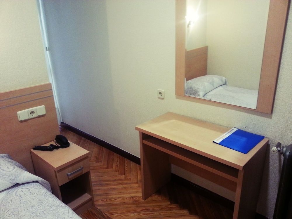 undefined Hostal Avenida 5