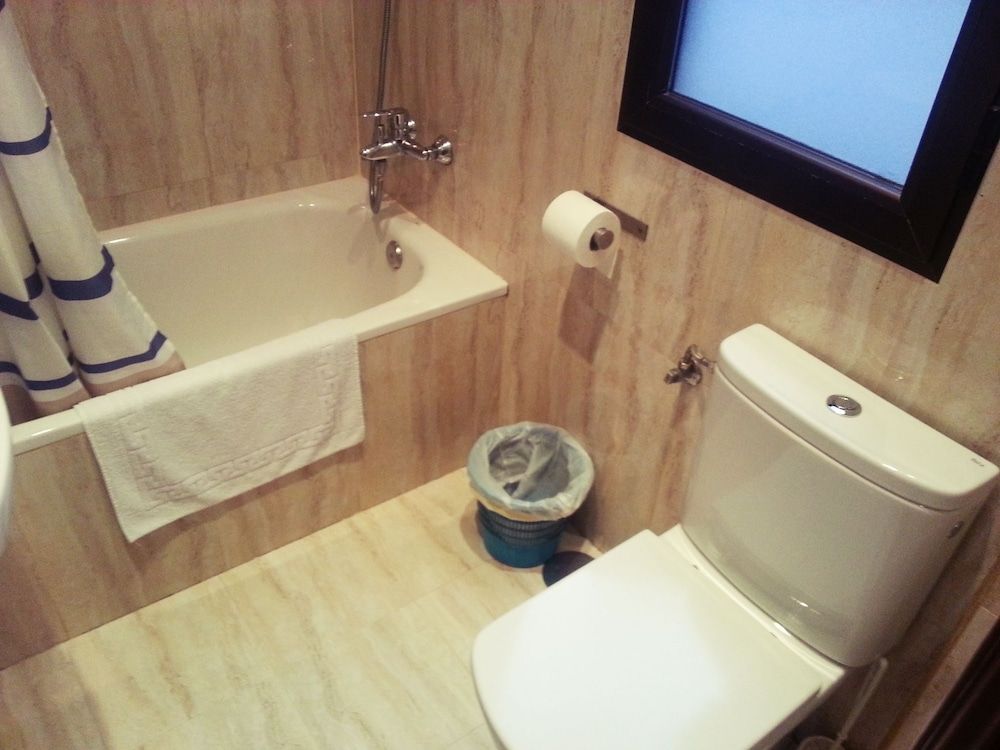 Hostal Avenida Single Room 13