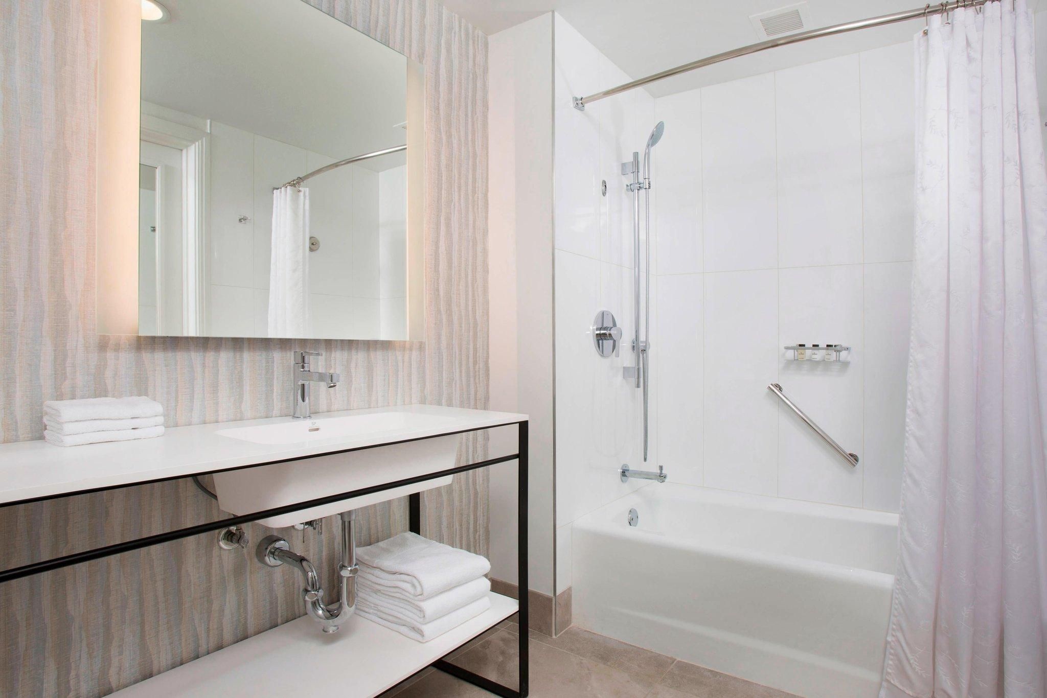 Moana Oceanfront King, Larger Guest room, 1 King, Oceanfront