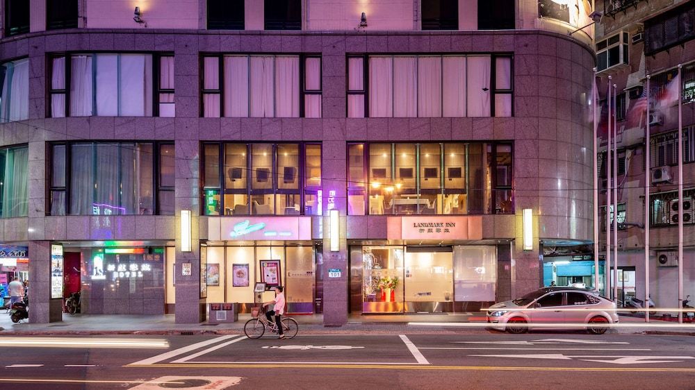 undefined Landmark Inn