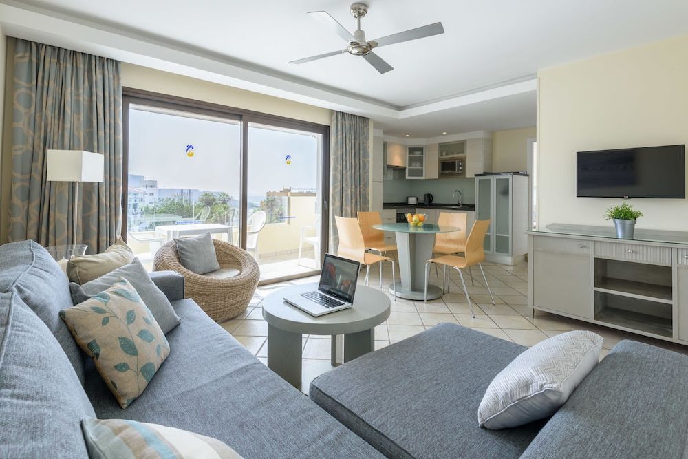 Ona Pearl Grey Apartment, 1 Bedroom 3