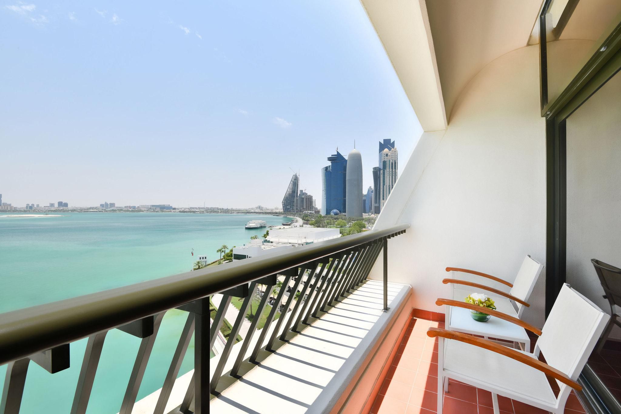 Deluxe Guest room, 1 King, Corniche Sea view, Balcony