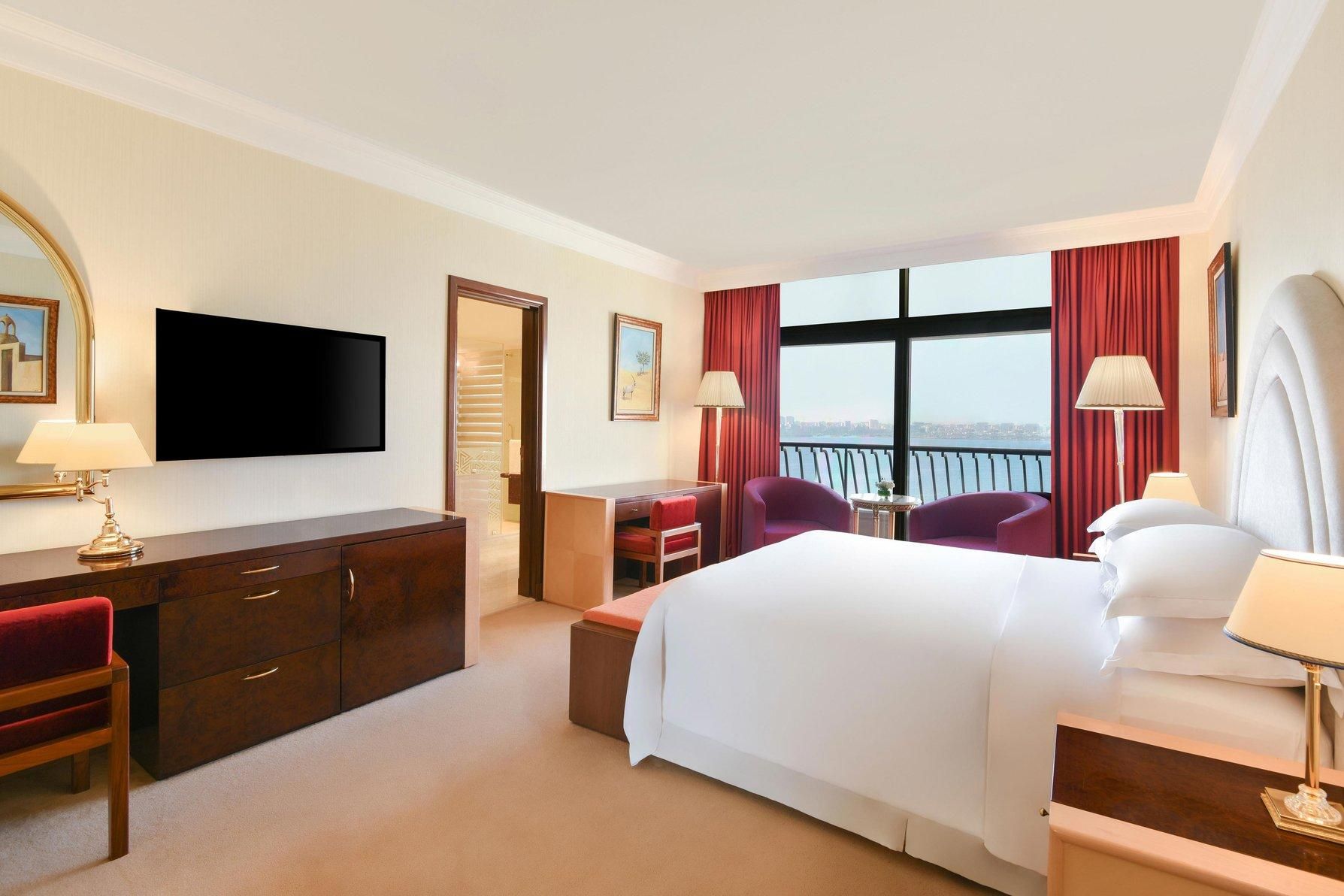 2 Bedroom Executive Suite, Bedroom 1: 1 King, Bedroom 2: 1 Queen, Sea View, Corner Room, Balcony