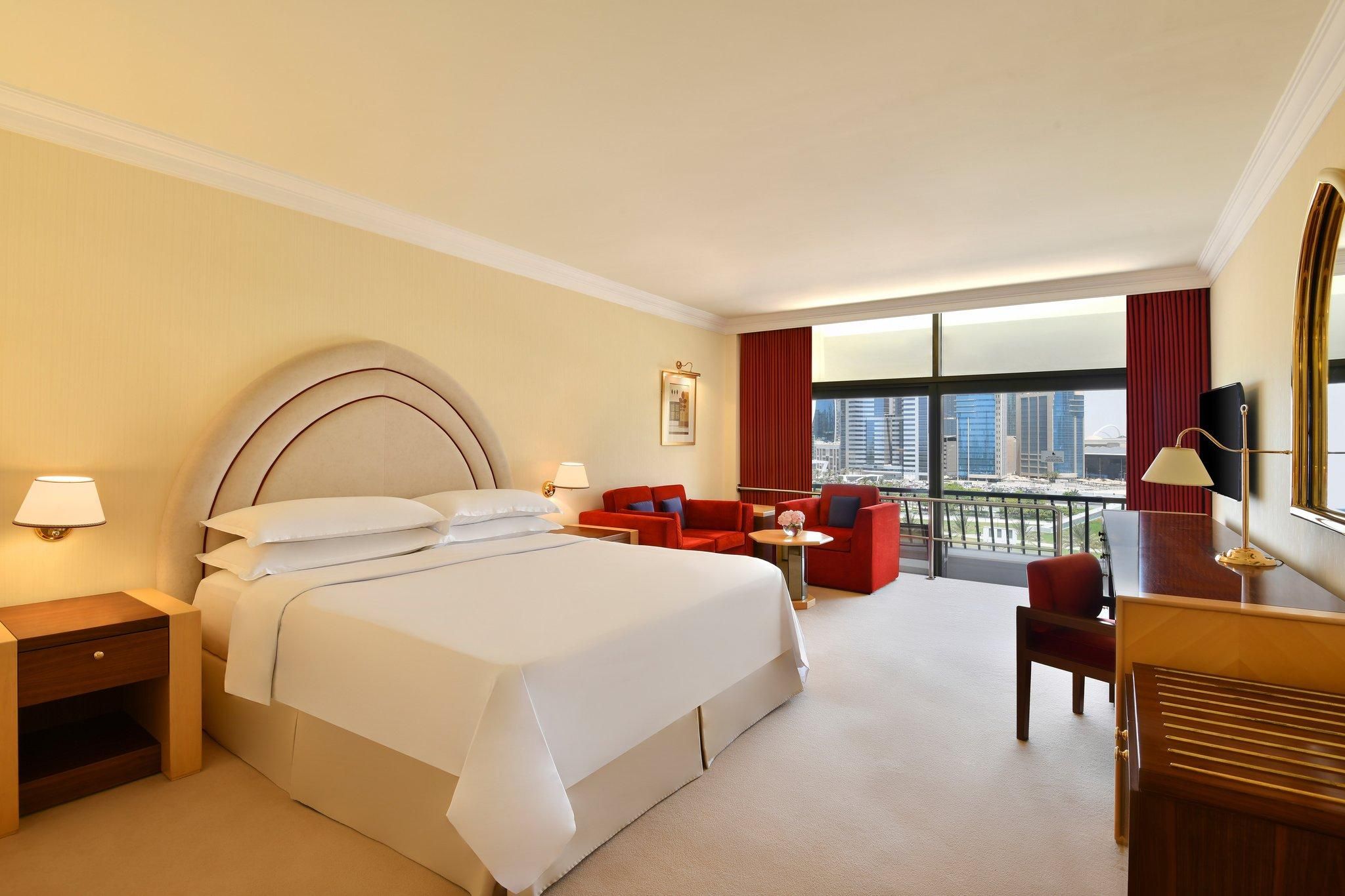 Deluxe Guest room, 1 King, Corniche Sea view, Balcony