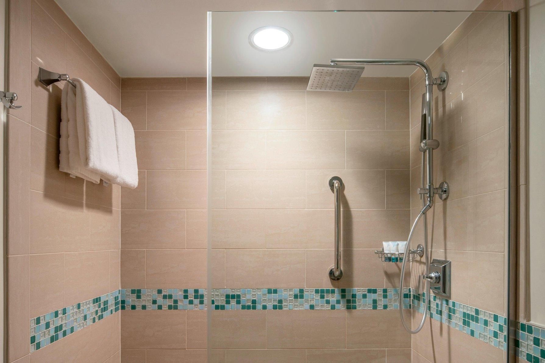 Deluxe, Guest room, 1 King, Partial ocean view