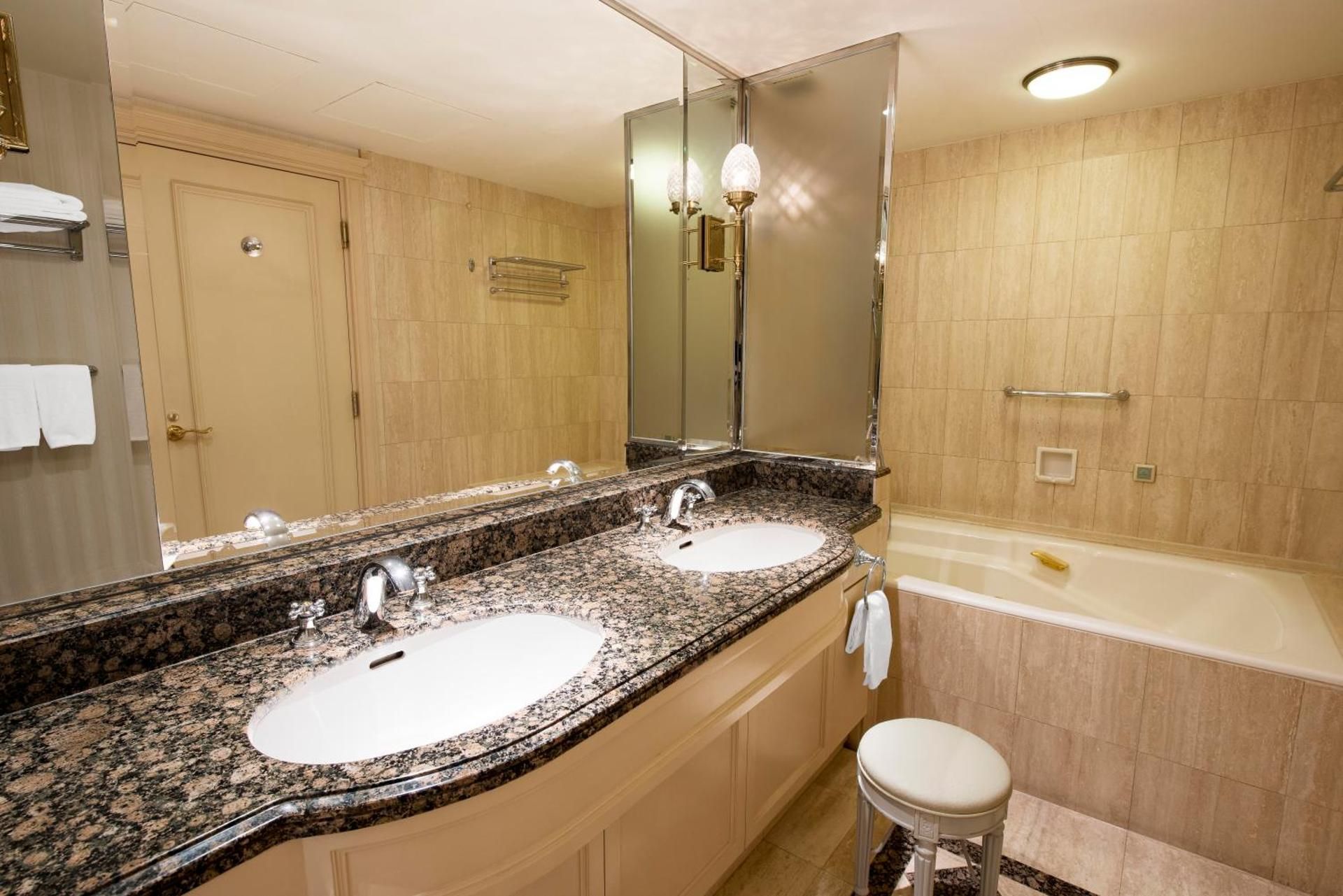 Executive Floor - Junior Suite Double - Non-Smoking - Free access to gym & pool with breakfast