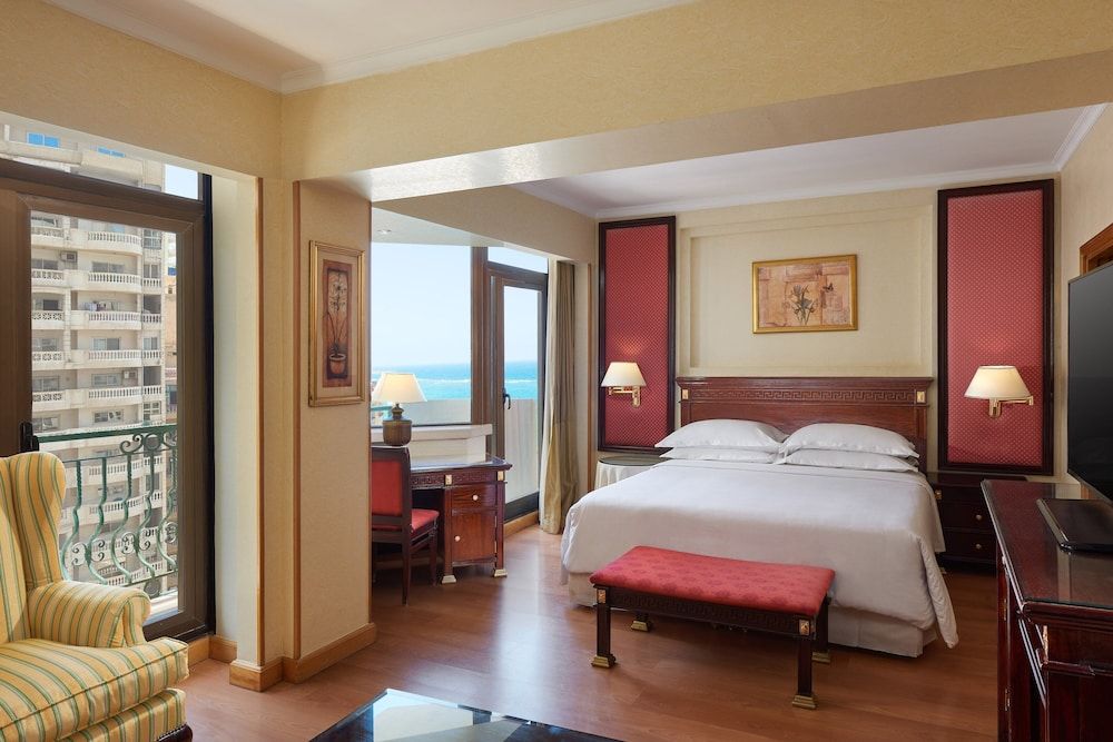 Club Suite, 1 Queen Bed, Smoking, Garden View