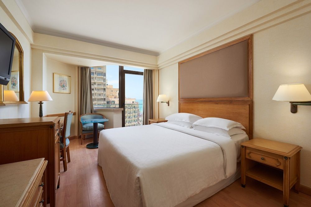 Club Room, 1 Queen Bed, Balcony, City View