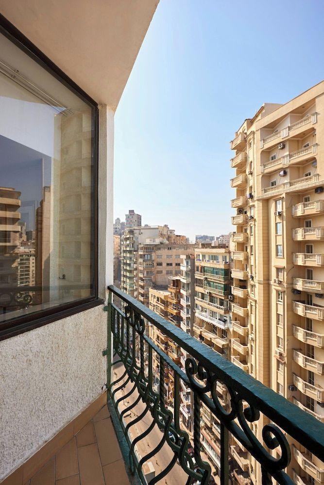 Club Room, 1 Queen Bed, Balcony, City View