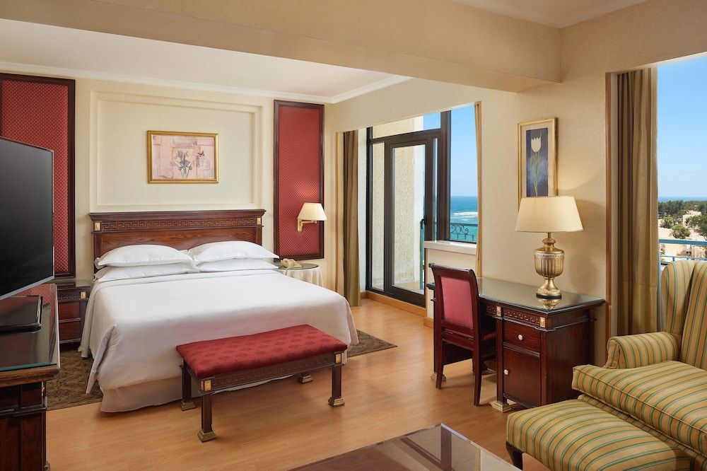 Club Suite, 1 Queen Bed, Smoking, Garden View