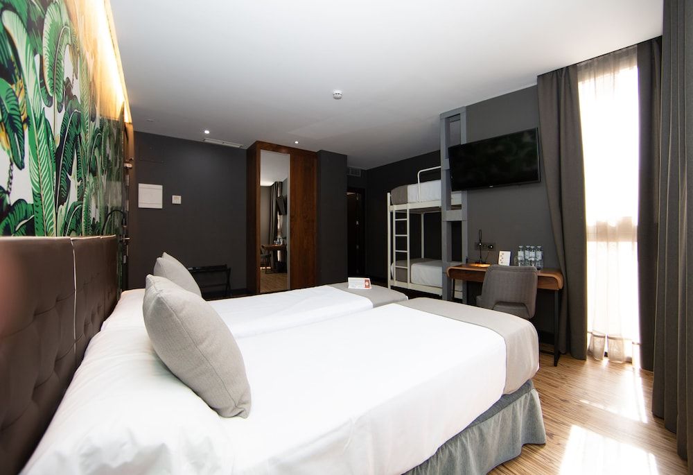 Málaga Premium Hotel Quadruple Room, 1 Bedroom, City View 5