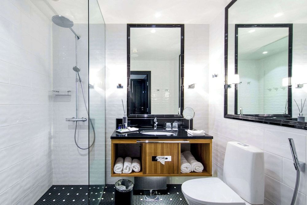 Hotel Lilla Roberts Comfort Room, 1 King Bed 4