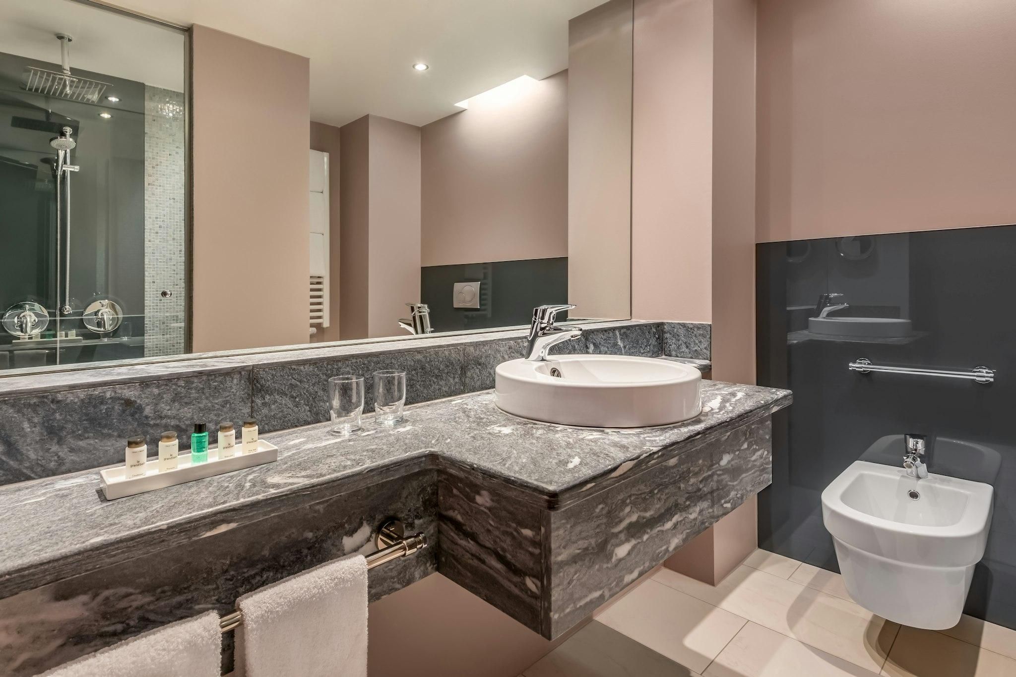 MirabellSuit ETAGE7Access, 1 Bedroom Studio Suite, 1 King, Sofa bed, Park view, Terrace