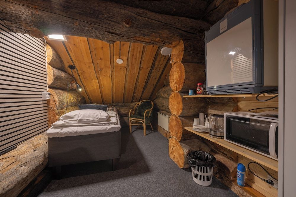 Basic Double or Twin Room, Shared Bathroom