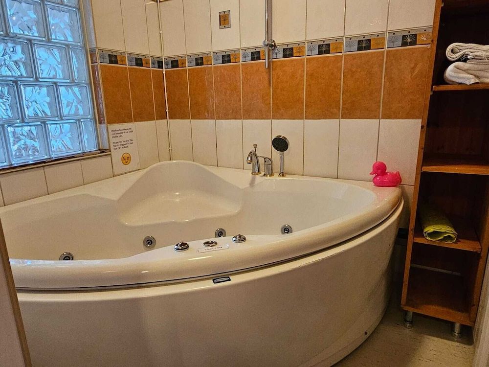 FirstHome GuestHouse Studio, Jetted Tub 3