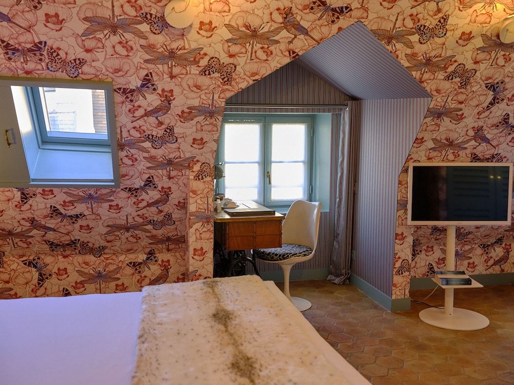 Hôtel du Petit Moulin, Haute Couture hotel by Lacroix Comfort Room 5