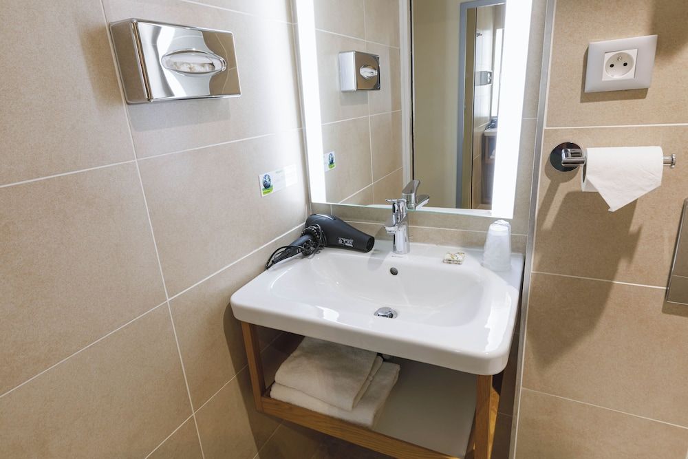 Hôtel des Remparts Classic Double or Twin Room 8