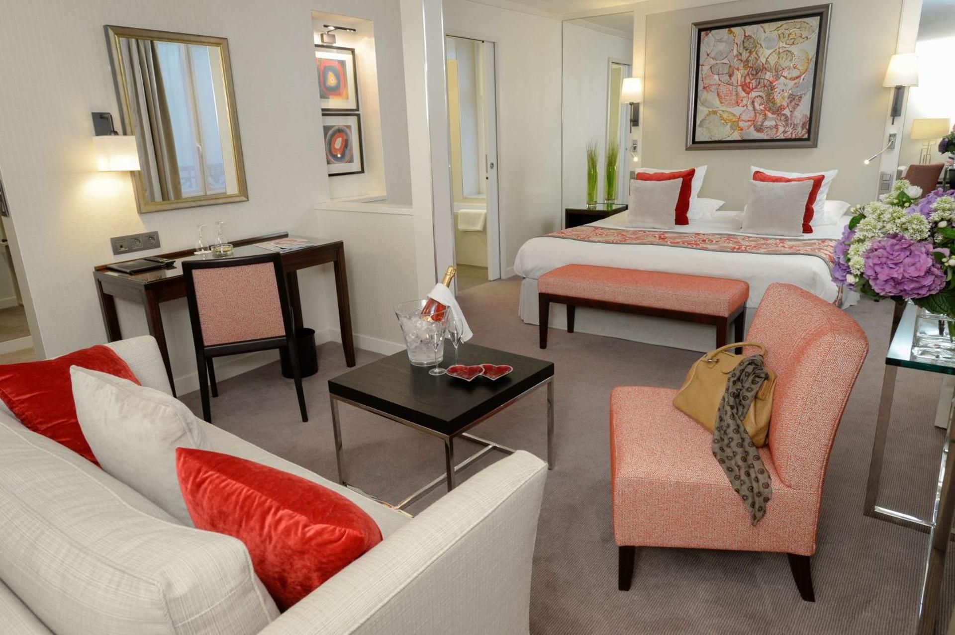 1 King Bed, Junior Suite, Air Conditioned, Very Large Room, Lounge Area