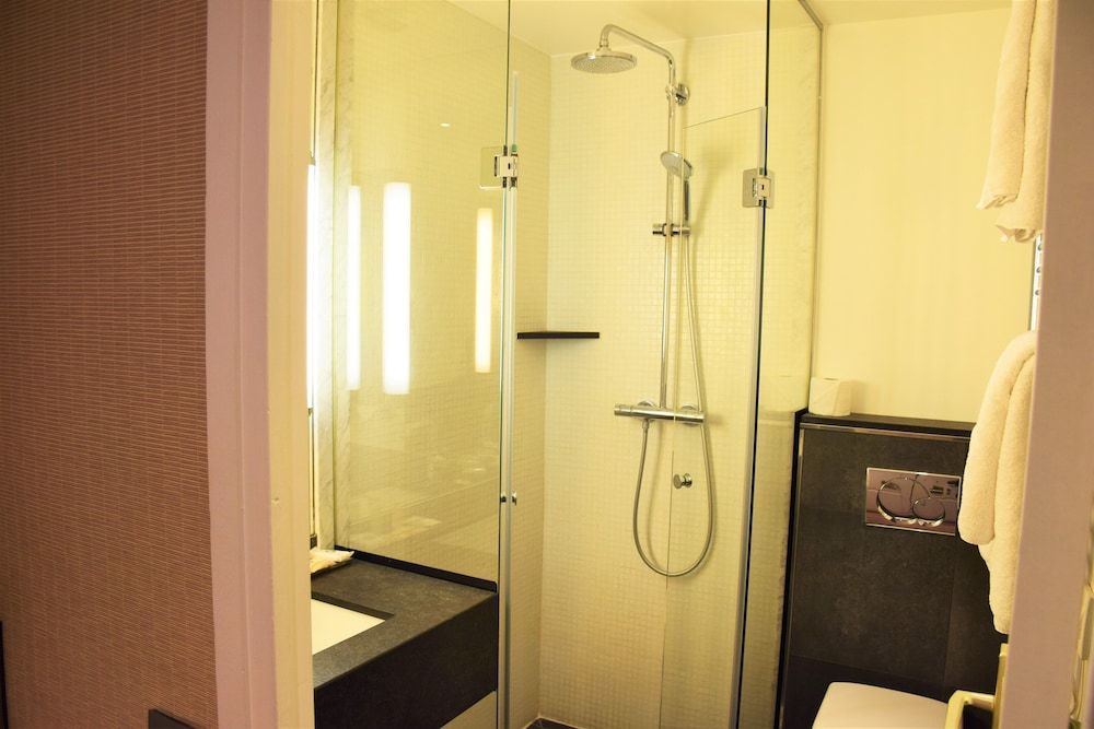 Folkestone Opéra Classic Room 6