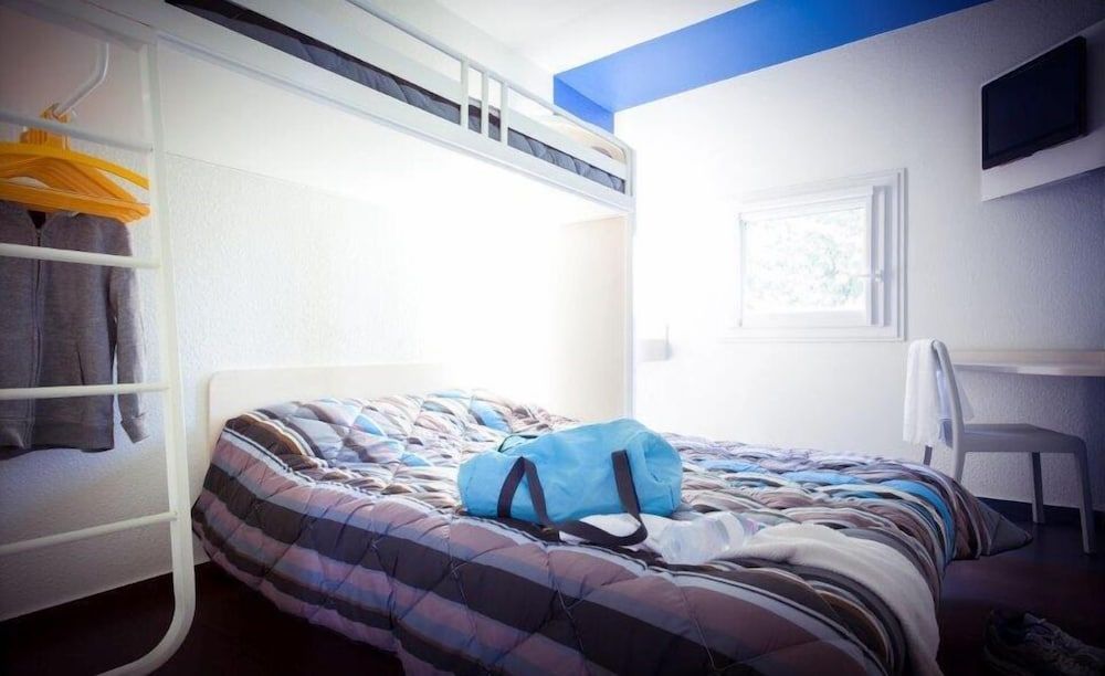 Room, Shared Bathroom (Duo)