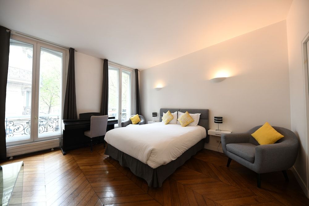 undefined Paris Square 2